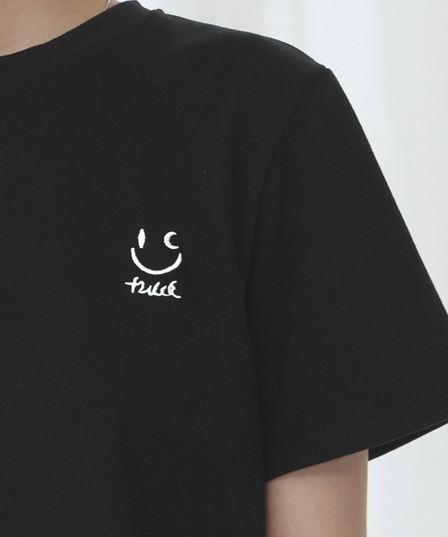 LOWO(ロワ)の「ワンポイントスマイリー刺繍Tシャツ カットソー(Tシャツ/カットソー・レディース・グレー/オフホワイト/チャコールグレー/ブラック/ピンク・FREE)」の2枚目の写真