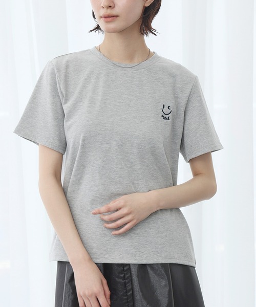 LOWO(ロワ)の「ワンポイントスマイリー刺繍Tシャツ カットソー(Tシャツ/カットソー・レディース・グレー/オフホワイト/チャコールグレー/ブラック/ピンク・FREE)」の10枚目の写真