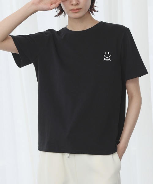 LOWO(ロワ)の「ワンポイントスマイリー刺繍Tシャツ カットソー(Tシャツ/カットソー・レディース・グレー/オフホワイト/チャコールグレー/ブラック/ピンク・FREE)」の9枚目の写真