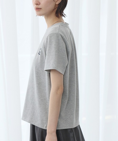 LOWO(ロワ)の「ワンポイントスマイリー刺繍Tシャツ カットソー(Tシャツ/カットソー・レディース・グレー/オフホワイト/チャコールグレー/ブラック/ピンク・FREE)」の6枚目の写真