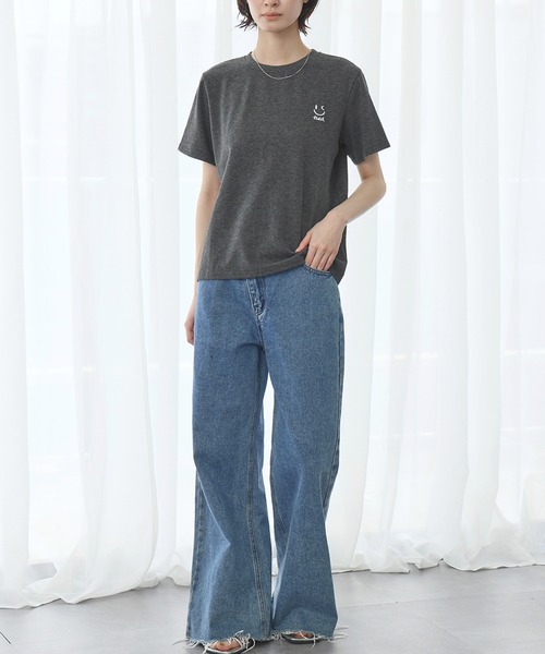 LOWO(ロワ)の「ワンポイントスマイリー刺繍Tシャツ カットソー(Tシャツ/カットソー・レディース・グレー/オフホワイト/チャコールグレー/ブラック/ピンク・FREE)」の13枚目の写真