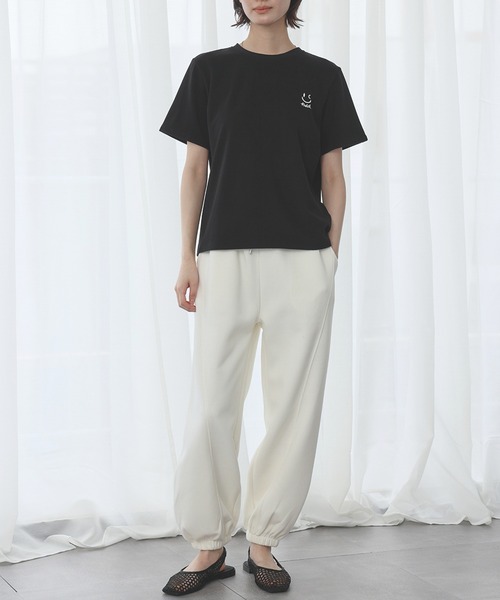 LOWO(ロワ)の「ワンポイントスマイリー刺繍Tシャツ カットソー(Tシャツ/カットソー・レディース・グレー/オフホワイト/チャコールグレー/ブラック/ピンク・FREE)」の12枚目の写真