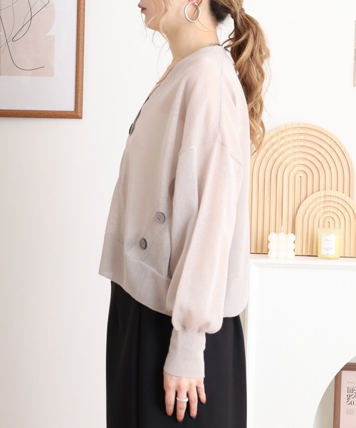 Anna Nicola(アンナニコラ)の「Anna Nicola でかボタンディテール シアーニットカーディガン長袖(カーディガン/ボレロ・レディース・ブラック/ターコイズブルー/ベージュ/グレイッシュベージュ・38)」の22枚目の写真