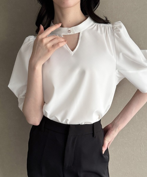 junoah（ジュノア）の「チョーカーパフスリーブブラウス（シャツ/ブラウス・レディース・ブラック/アイボリー/ホワイト・SMALL/MEDIUM/LARGE）」の4枚目の写真