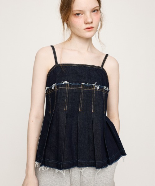 SLY(スライ)の「PLEATS DENIM CAMI TOPS プリーツ デニム キャミ トップス(キャミソール・レディース・ブルー/ライトブルー・FREE)」の2枚目の写真
