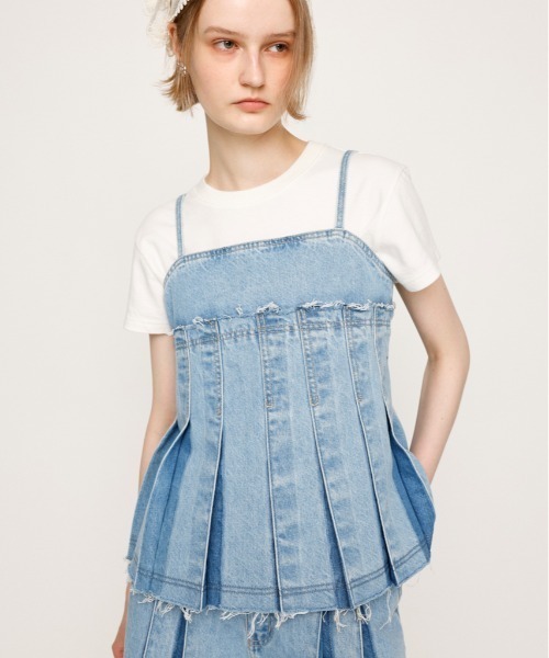 SLY(スライ)の「PLEATS DENIM CAMI TOPS プリーツ デニム キャミ トップス(キャミソール・レディース・ブルー/ライトブルー・FREE)」の1枚目の写真