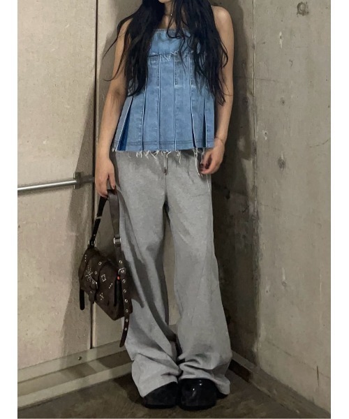 SLY(スライ)の「PLEATS DENIM CAMI TOPS プリーツ デニム キャミ トップス(キャミソール・レディース・ブルー/ライトブルー・FREE)」の4枚目の写真