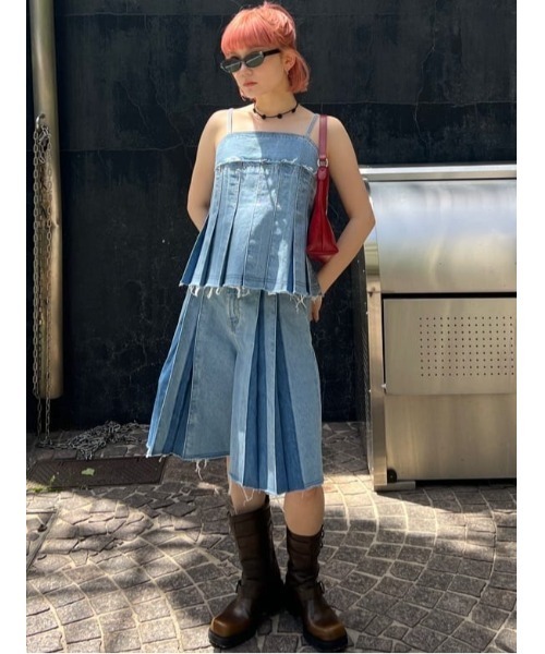 SLY(スライ)の「PLEATS DENIM CAMI TOPS プリーツ デニム キャミ トップス(キャミソール・レディース・ブルー/ライトブルー・FREE)」の5枚目の写真