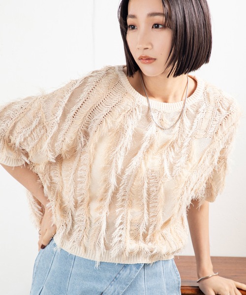 MILLION CARATS（ミリオンカラッツ）の「【麻タッチ×華やかフリンジ】視線をさらうショート丈ニットで、夏の装いにリズムをプラスする大人の夏映えトップス！（Tシャツ/カットソー・レディース・マルチ/オフホワイト/グリーン・FREE）」の2枚目の写真