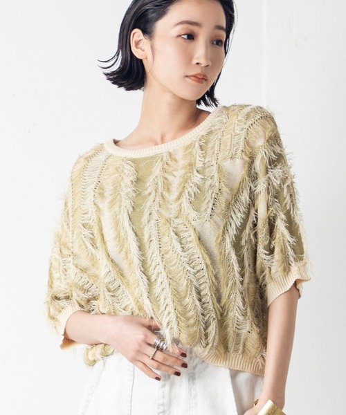 MILLION CARATS（ミリオンカラッツ）の「【麻タッチ×華やかフリンジ】視線をさらうショート丈ニットで、夏の装いにリズムをプラスする大人の夏映えトップス！（Tシャツ/カットソー・レディース・マルチ/オフホワイト/グリーン・FREE）」の3枚目の写真