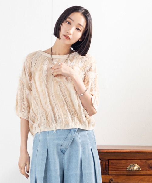 MILLION CARATS（ミリオンカラッツ）の「【麻タッチ×華やかフリンジ】視線をさらうショート丈ニットで、夏の装いにリズムをプラスする大人の夏映えトップス！（Tシャツ/カットソー・レディース・マルチ/オフホワイト/グリーン・FREE）」の7枚目の写真