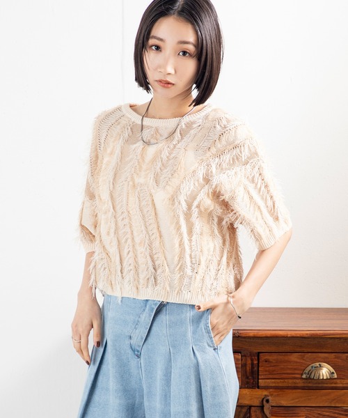 MILLION CARATS（ミリオンカラッツ）の「【麻タッチ×華やかフリンジ】視線をさらうショート丈ニットで、夏の装いにリズムをプラスする大人の夏映えトップス！（Tシャツ/カットソー・レディース・マルチ/オフホワイト/グリーン・FREE）」の9枚目の写真