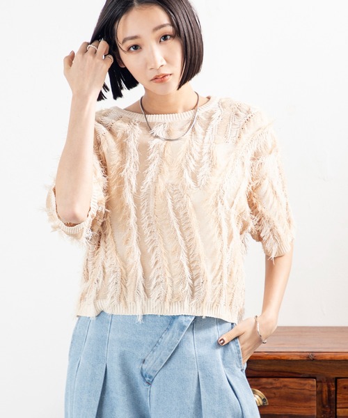 MILLION CARATS（ミリオンカラッツ）の「【麻タッチ×華やかフリンジ】視線をさらうショート丈ニットで、夏の装いにリズムをプラスする大人の夏映えトップス！（Tシャツ/カットソー・レディース・マルチ/オフホワイト/グリーン・FREE）」の11枚目の写真