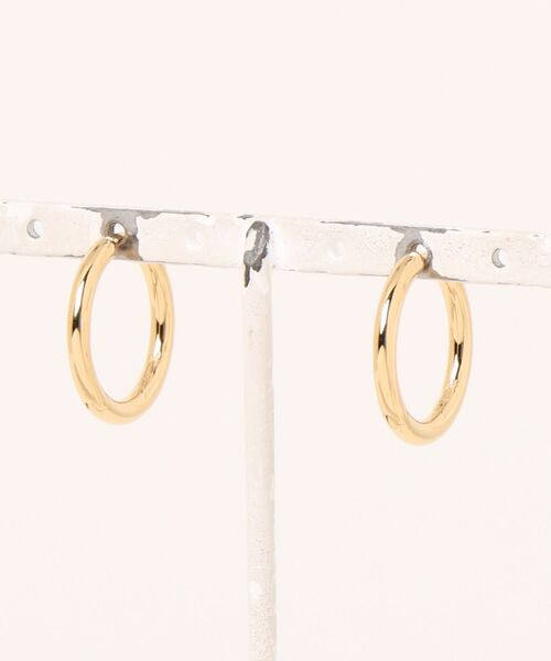 TOM WOOD（トムウッド）の「【TOMWOOD】Classic Hoop Medium　 クラシックフープ ミディアム ゴールドピアス ユニセックス（ピアス（両耳用）・レディース・ゴールド・FREE）」の3枚目の写真