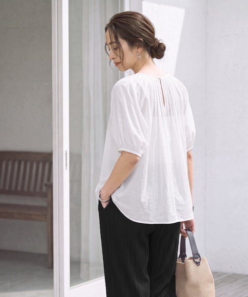 STYLE DELI(スタイルデリ)の「シャリ感シアーピンタックブラウス(シャツ/ブラウス・レディース・ホワイト/ネイビー/レッド系・FREE)」の17枚目の写真