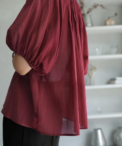 STYLE DELI(スタイルデリ)の「シャリ感シアーピンタックブラウス(シャツ/ブラウス・レディース・ホワイト/ネイビー/レッド系・FREE)」の5枚目の写真
