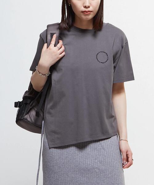 CONVERSE TOKYO（コンバーストウキョウ）の「ASYMMETRY EMBROIDERY LOGO TEE（Tシャツ/カットソー・レディース・ミント/チャコールグレー/ホワイト・FREE）」の3枚目の写真