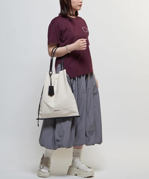 CONVERSE TOKYO（コンバーストウキョウ）の「ASYMMETRY EMBROIDERY LOGO TEE（Tシャツ/カットソー・レディース・ミント/チャコールグレー/ホワイト・FREE）」の4枚目の写真