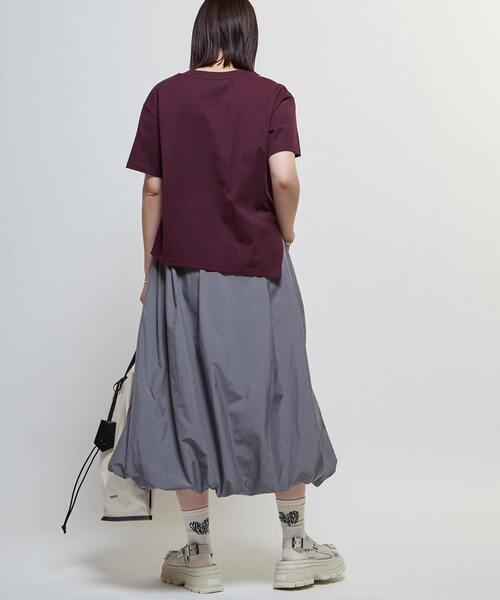 CONVERSE TOKYO（コンバーストウキョウ）の「ASYMMETRY EMBROIDERY LOGO TEE（Tシャツ/カットソー・レディース・ミント/チャコールグレー/ホワイト・FREE）」の5枚目の写真