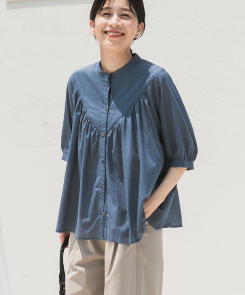 URBAN RESEARCH DOORS（アーバンリサーチドアーズ）の「コットンボイルV切替ギャザーブラウス（シャツ/ブラウス・レディース・ブラック/オフホワイト/ブルー/グリーン・MEDIUM）」の4枚目の写真