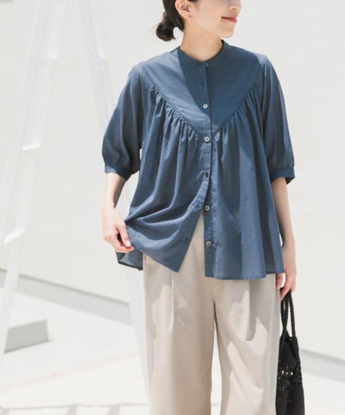 URBAN RESEARCH DOORS（アーバンリサーチドアーズ）の「コットンボイルV切替ギャザーブラウス（シャツ/ブラウス・レディース・ブラック/オフホワイト/ブルー/グリーン・MEDIUM）」の22枚目の写真