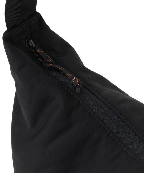 CONVERSE TOKYO(コンバーストウキョウ)の「SIDE GATHER NYLON PADDED SHOULDER BAG(ショルダーバッグ・レディース・ブラック/アイボリー・FREE)」の13枚目の写真