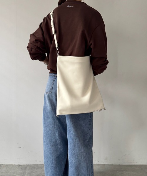 POMUM&ARTS(ポームムアンドアーツ)の「2way suede shoulder tote bag / ツーウェイ スウェード ショルダートートバッグ(ショルダーバッグ・レディース・ブルー/アイボリー/ブラウン/ベージュ・FREE)」の2枚目の写真