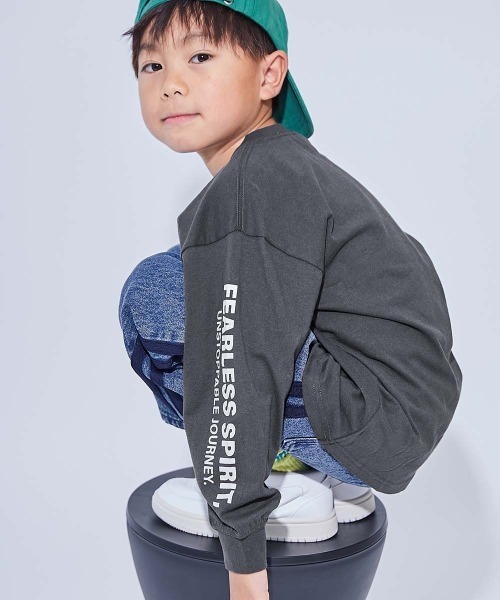 devirock（デビロック）の「綿100％ デビラボ BIGシルエット 袖プリント袖リブ 長袖Tシャツ（Tシャツ/カットソー・キッズ・ブラック系その他/ブラック系その他3/ブラック系その他5/ベージュ系その他3/ブラック系その他2/グレー系その他/イエロー系その他/ベージュ系その他/ブラック系その他4/ベージュ系その他2/ブラック系その他6/ベージュ系その他4/ブルー系その他・90cm/100cm/110cm/120cm/130cm/140cm/150cm/160cm）」の2枚目の写真