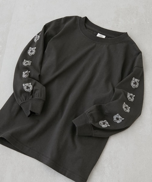 devirock（デビロック）の「綿100％ デビラボ BIGシルエット 袖プリント袖リブ 長袖Tシャツ（Tシャツ/カットソー・キッズ・ブラック系その他/ブラック系その他3/ブラック系その他5/ベージュ系その他3/ブラック系その他2/グレー系その他/イエロー系その他/ベージュ系その他/ブラック系その他4/ベージュ系その他2/ブラック系その他6/ベージュ系その他4/ブルー系その他・90cm/100cm/110cm/120cm/130cm/140cm/150cm/160cm）」の4枚目の写真