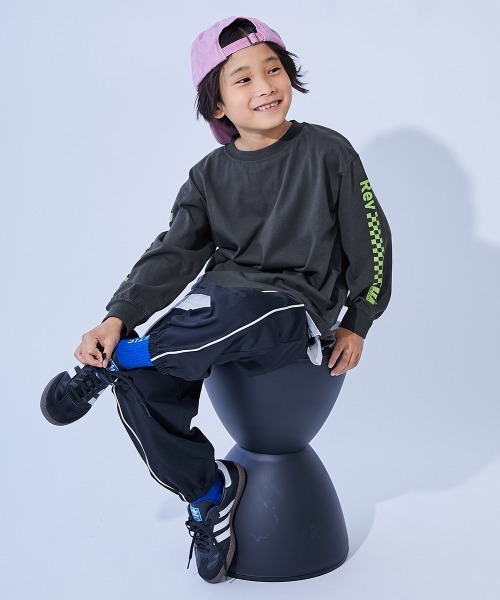 devirock（デビロック）の「綿100％ デビラボ BIGシルエット 袖プリント袖リブ 長袖Tシャツ（Tシャツ/カットソー・キッズ・ブラック系その他/ブラック系その他3/ブラック系その他5/ベージュ系その他3/ブラック系その他2/グレー系その他/イエロー系その他/ベージュ系その他/ブラック系その他4/ベージュ系その他2/ブラック系その他6/ベージュ系その他4/ブルー系その他・90cm/100cm/110cm/120cm/130cm/140cm/150cm/160cm）」の14枚目の写真