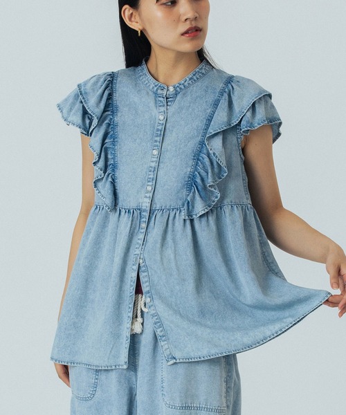 ROSE BUD(ローズバッド)の「LIGHT OZ DENIM FRILL BLOUSE(シャツ/ブラウス・レディース・ブラック/ブルー・ONE SIZE)」の2枚目の写真