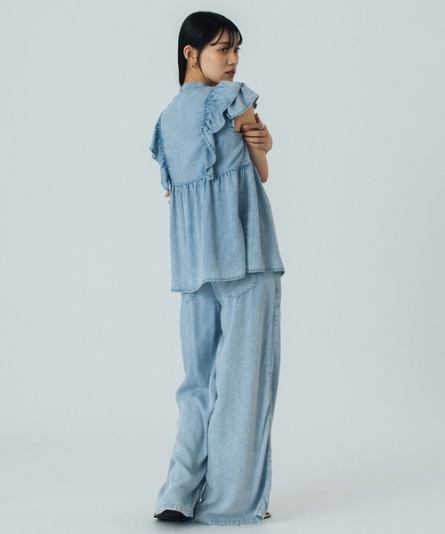 ROSE BUD(ローズバッド)の「LIGHT OZ DENIM FRILL BLOUSE(シャツ/ブラウス・レディース・ブラック/ブルー・ONE SIZE)」の6枚目の写真