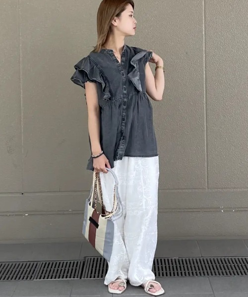 ROSE BUD(ローズバッド)の「LIGHT OZ DENIM FRILL BLOUSE(シャツ/ブラウス・レディース・ブラック/ブルー・ONE SIZE)」の3枚目の写真