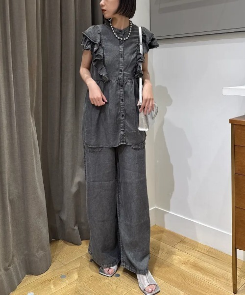 ROSE BUD(ローズバッド)の「LIGHT OZ DENIM FRILL BLOUSE(シャツ/ブラウス・レディース・ブラック/ブルー・ONE SIZE)」の4枚目の写真