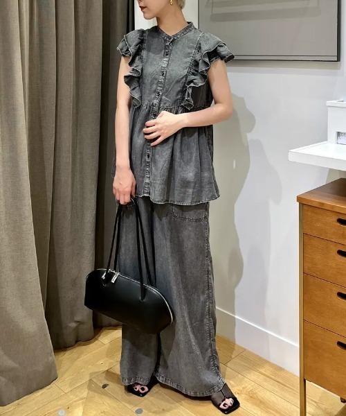 ROSE BUD(ローズバッド)の「LIGHT OZ DENIM FRILL BLOUSE(シャツ/ブラウス・レディース・ブラック/ブルー・ONE SIZE)」の5枚目の写真