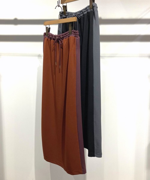Q（キュー）の「ジョーゼットサイドラインスカート（スカート・レディース・テラコッタ/ブラック・MEDIUM）」の5枚目の写真