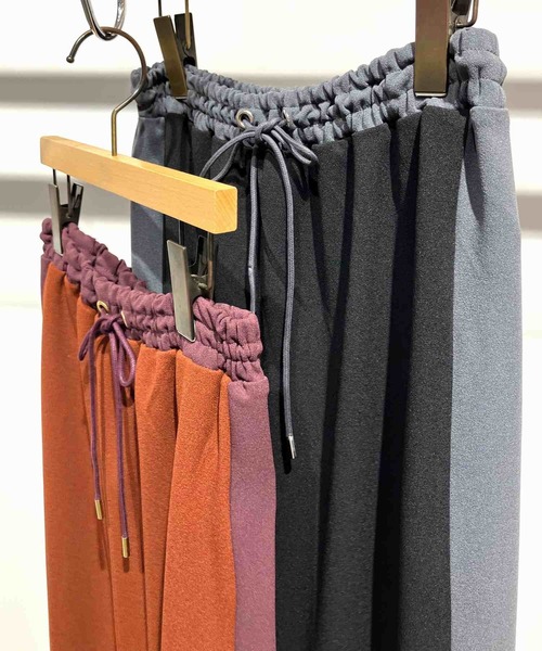 Q（キュー）の「ジョーゼットサイドラインスカート（スカート・レディース・テラコッタ/ブラック・MEDIUM）」の6枚目の写真