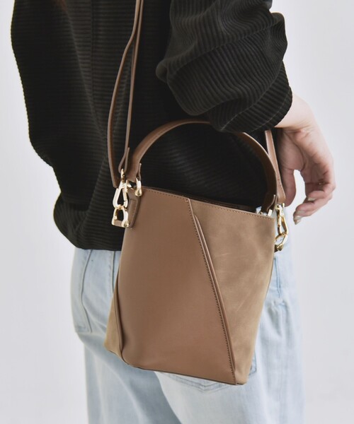 quaranciel（カランシエル）の「quaranciel: 2way コンビ バケツ ショルダーバッグ × フェイクファー 巾着（ショルダーバッグ・レディース・チャコールグレー/ブルー/キャメル・ONE SIZE）」の5枚目の写真