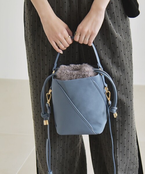 quaranciel（カランシエル）の「quaranciel: 2way コンビ バケツ ショルダーバッグ × フェイクファー 巾着（ショルダーバッグ・レディース・チャコールグレー/ブルー/キャメル・ONE SIZE）」の8枚目の写真