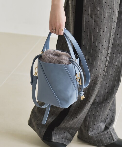 quaranciel（カランシエル）の「quaranciel: 2way コンビ バケツ ショルダーバッグ × フェイクファー 巾着（ショルダーバッグ・レディース・チャコールグレー/ブルー/キャメル・ONE SIZE）」の9枚目の写真