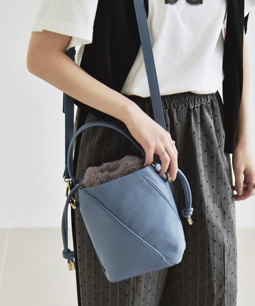 quaranciel（カランシエル）の「quaranciel: 2way コンビ バケツ ショルダーバッグ × フェイクファー 巾着（ショルダーバッグ・レディース・チャコールグレー/ブルー/キャメル・ONE SIZE）」の13枚目の写真