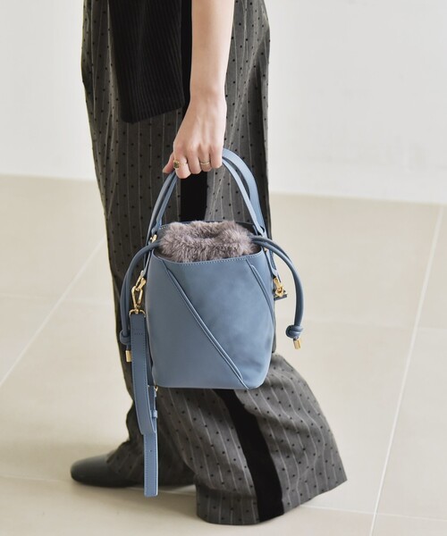 quaranciel（カランシエル）の「quaranciel: 2way コンビ バケツ ショルダーバッグ × フェイクファー 巾着（ショルダーバッグ・レディース・チャコールグレー/ブルー/キャメル・ONE SIZE）」の14枚目の写真