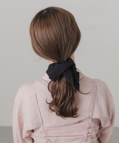 SMELLY(スメリー)の「コットンレーススクエアシュシュ(ヘアゴム・レディース・ブラック・-)」の7枚目の写真