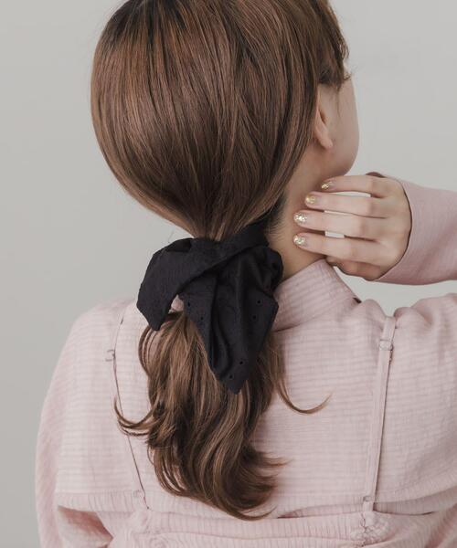SMELLY(スメリー)の「コットンレーススクエアシュシュ(ヘアゴム・レディース・ブラック・-)」の6枚目の写真