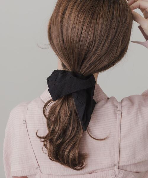 SMELLY(スメリー)の「コットンレーススクエアシュシュ(ヘアゴム・レディース・ブラック・-)」の5枚目の写真