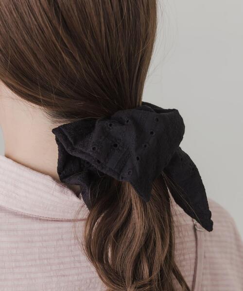 SMELLY(スメリー)の「コットンレーススクエアシュシュ(ヘアゴム・レディース・ブラック・-)」の4枚目の写真