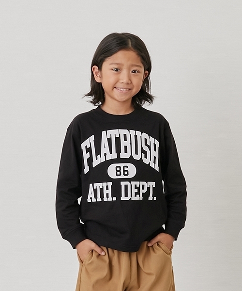 GLAZOS（グラソス）の「【SKIT0LY】【プチプラ】フロントカレッジロゴ長袖Tシャツ（Tシャツ/カットソー・キッズ・イエロー/ブラック/ブルー/ブラウン/ホワイト/グリーン/ネイビー/オレンジ・130cm/110cm/100cm/140cm/120cm）」の3枚目の写真