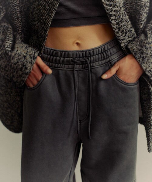 ADAM ET ROPE'（アダムエロペ）の「【AMOMENTO for ADAM ET ROPE'】別注DRAWSTRING DENIM PANTS（その他パンツ・レディース・チャコールグレー/ブラック/ブルー系その他4・S）」の14枚目の写真