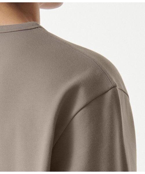 MUSINSA STANDARD（ムシンサスタンダード）の「ヘビーポンテリラックスクルーネック長袖Tシャツ[ダスティベージュ]（Tシャツ/カットソー・メンズ・その他・SMALL/MEDIUM/LARGE/X-LARGE/XX-LARGE/XXX-LARGE）」の4枚目の写真