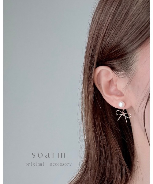 tone（トーン）の「【SOARM】淡水パールとリボンチャームの上品ピアス(MA)（ピアス（両耳用）・レディース・ゴールド・FREE）」の2枚目の写真
